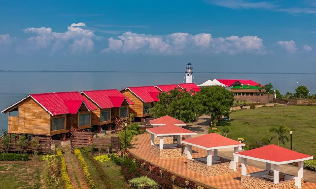 Hanuwantiya Tapu island tourism destination on Indira Sagar Dam